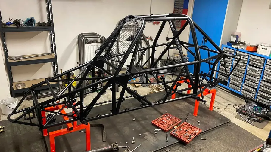 Lakovaný trubkový rám autocrossového vozu