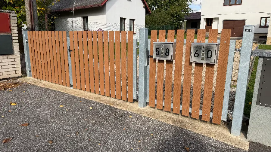 Brána a branka s dřevoplastovými plaňkami