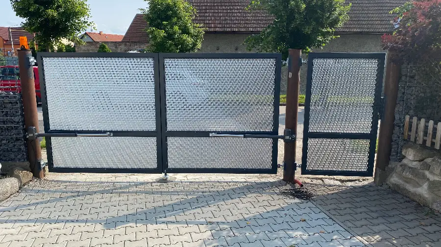 Křídlová brána s elektrickým pohonem