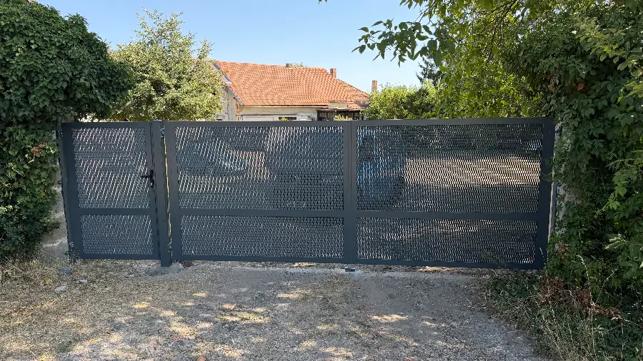 Antracitová brána s tahokovem
