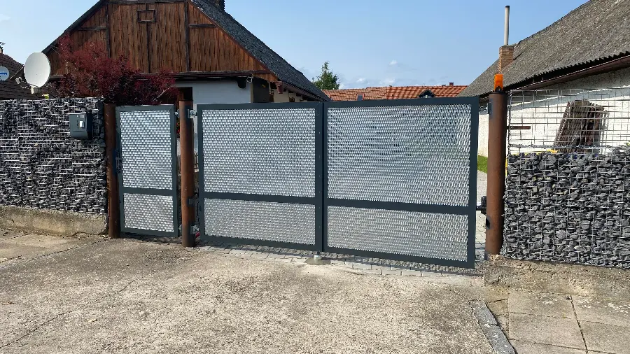 Křídlová brána s výplní z tahokovu