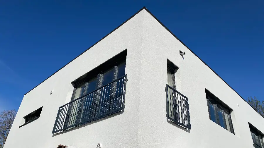 Francouzské balkony na moderní fasádě