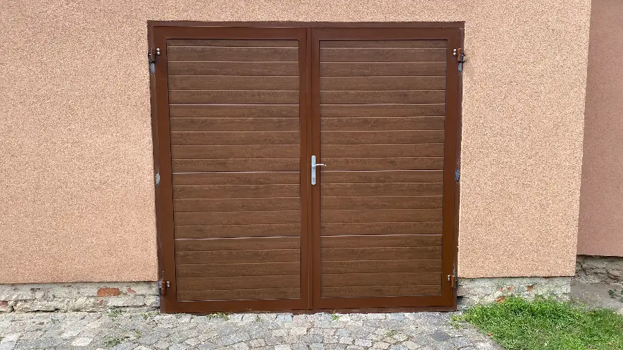 Garážová vrata v dekoru dřeva