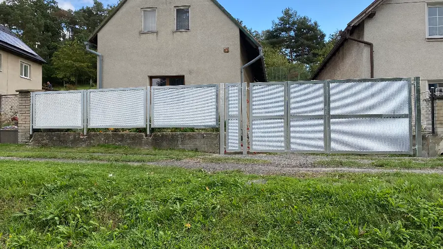 Pozinkované oplocení s výplní z tahokovu