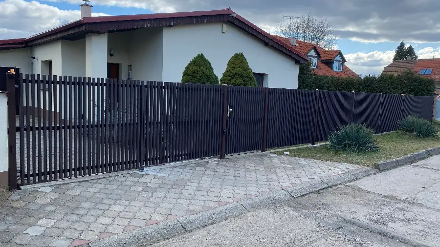 Hnědý lamelový plot s posuvnou bránou