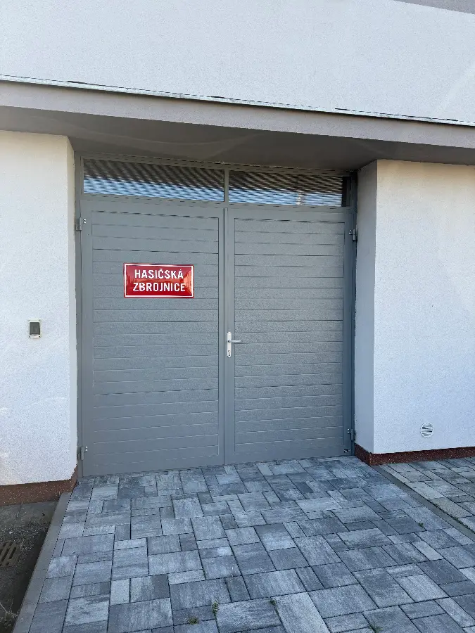 Dvoukřídlá vrata hasičské zbrojnice