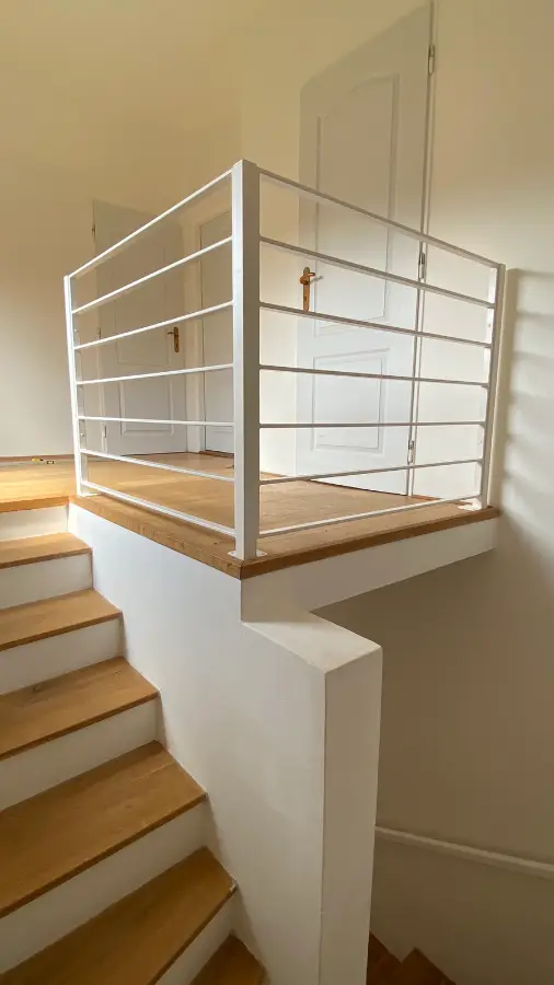 Bílé zábradlí s horizontální výplní